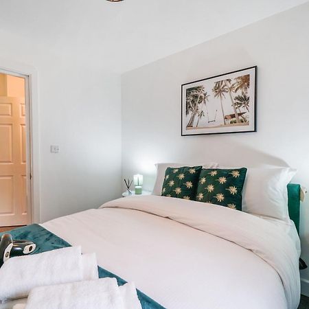 Livestay-New Private Apartment Building Minutes From Heathrow Slough Kültér fotó