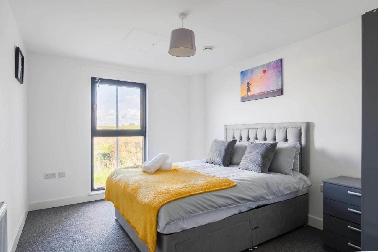 Livestay-New Private Apartment Building Minutes From Heathrow Slough Kültér fotó