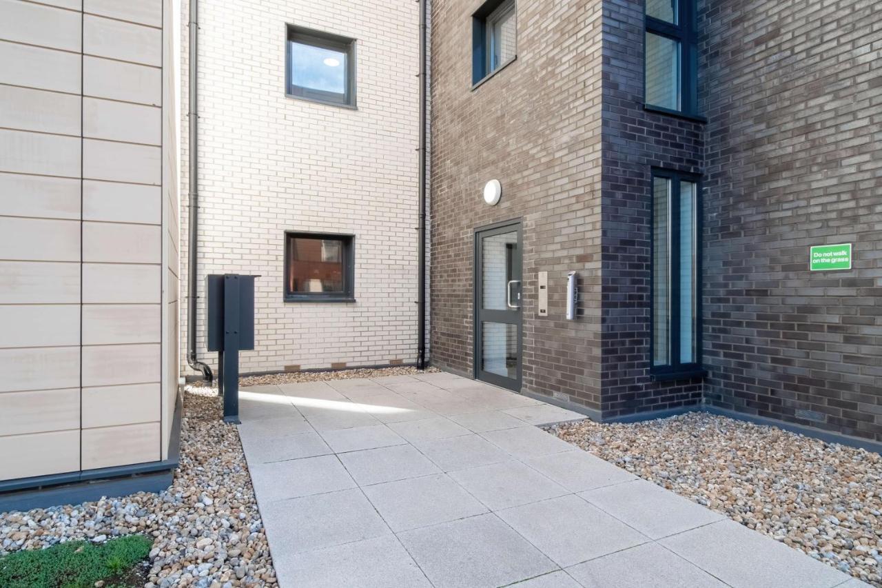 Livestay-New Private Apartment Building Minutes From Heathrow Slough Kültér fotó