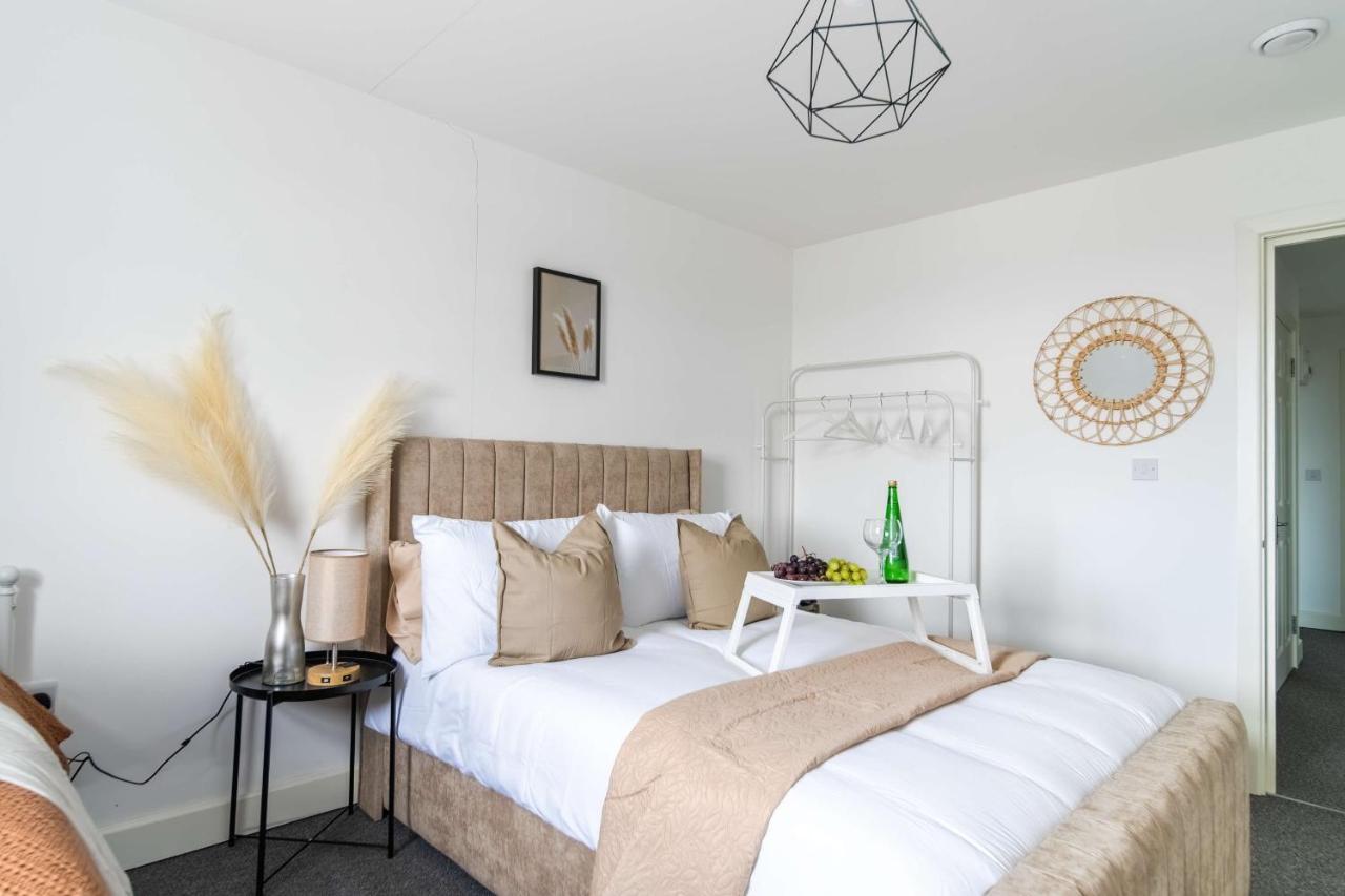 Livestay-New Private Apartment Building Minutes From Heathrow Slough Kültér fotó