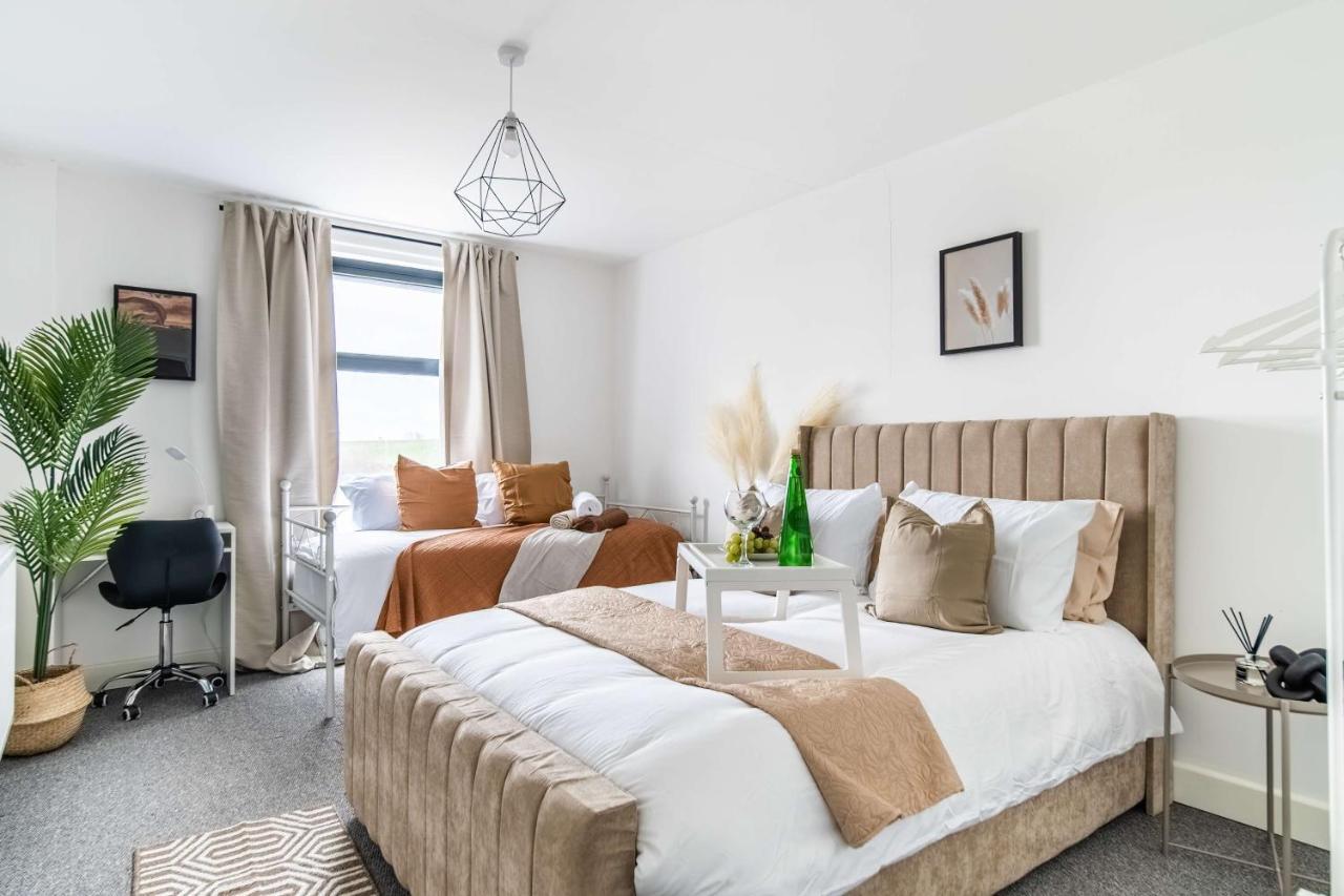 Livestay-New Private Apartment Building Minutes From Heathrow Slough Kültér fotó