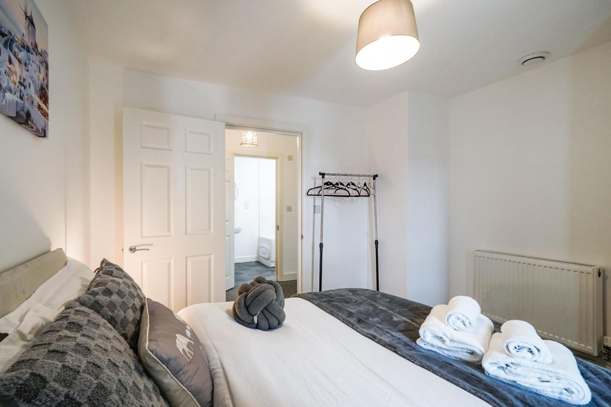 Livestay-New Private Apartment Building Minutes From Heathrow Slough Kültér fotó